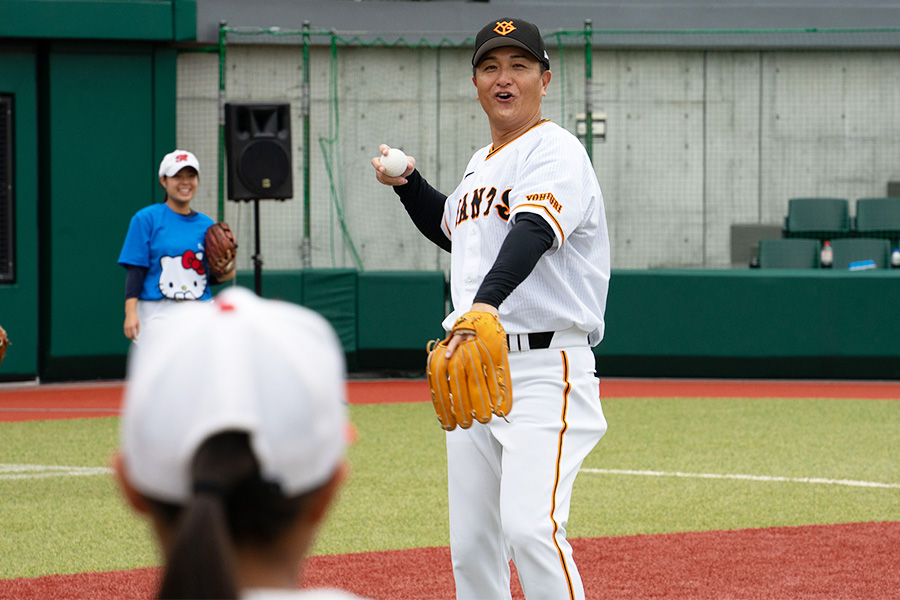 野球教室で指導をする元巨人・高橋由伸氏【写真：磯田健太郎】