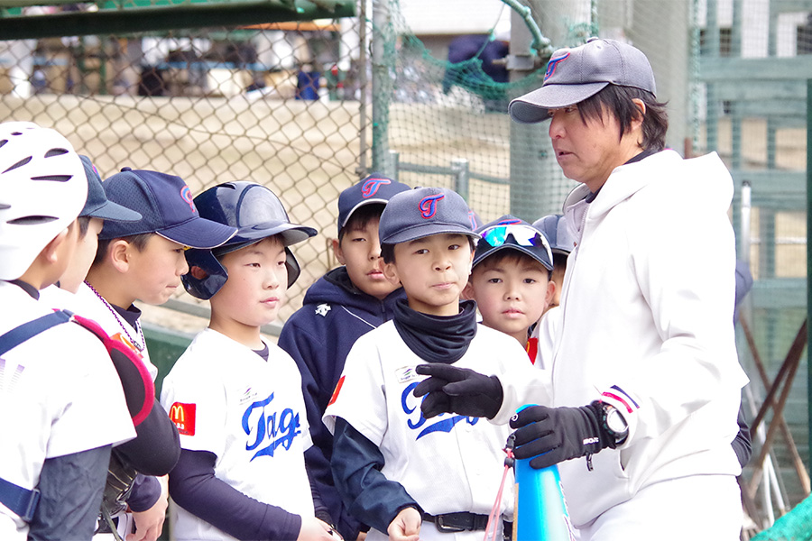 多賀少年野球クラブの辻正人監督（右）【写真：喜岡桜】
