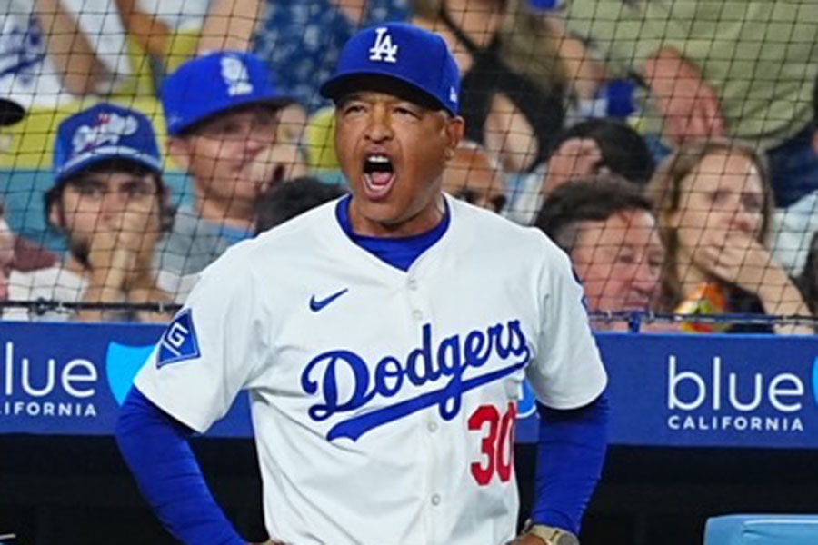 押し出し四球に激昂するドジャースのデーブ・ロバーツ監督【写真：荒川祐史】