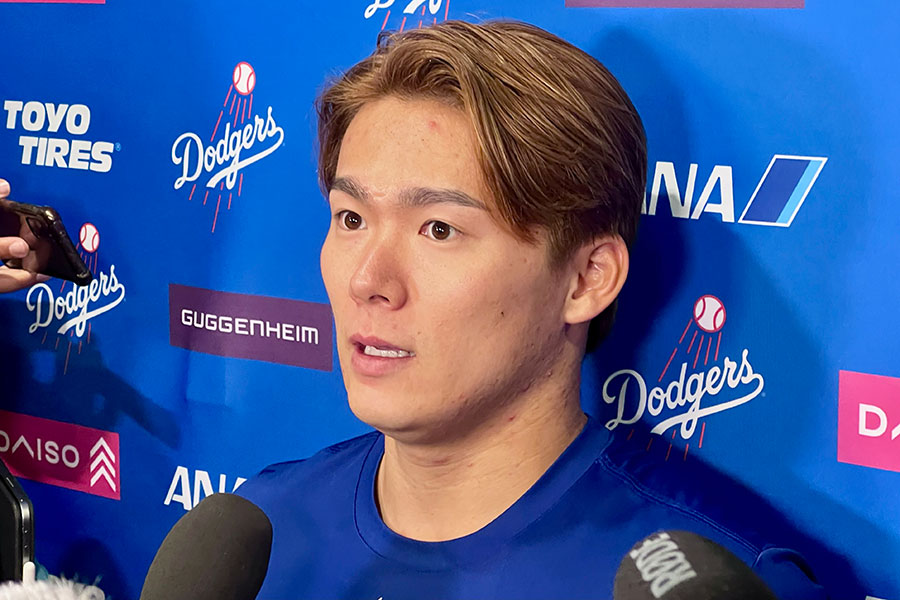 試合後の取材に応じたドジャース・山本由伸【写真：小谷真弥】