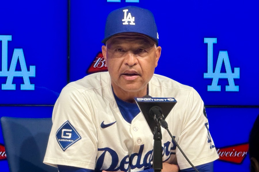 試合後、取材に応じたドジャースのデーブ・ロバーツ監督【写真：小谷真弥】