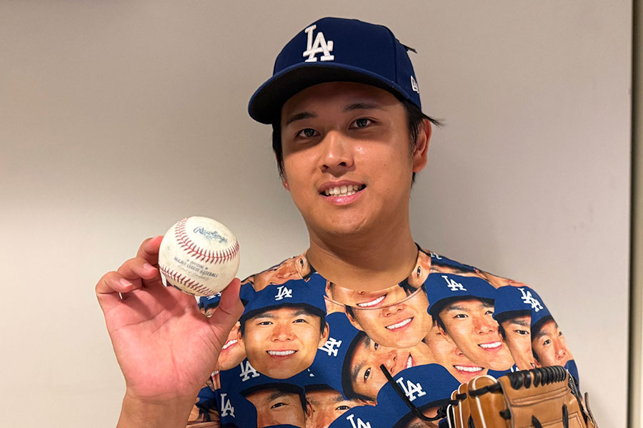 ボールをキャッチした「大谷似翔平」こと井手口佳暉さん【写真：小谷真弥】