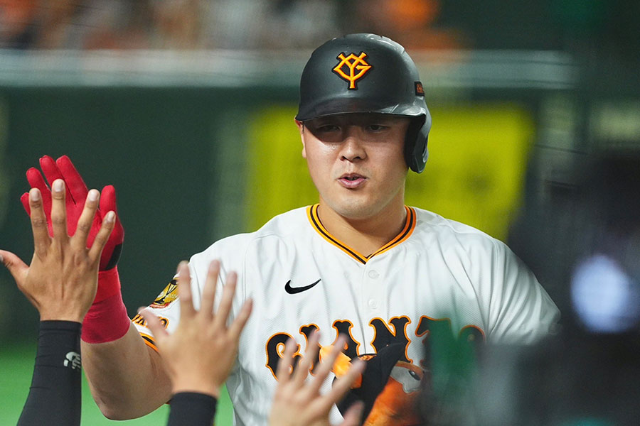 広島戦で本塁打を放った巨人・岡本和真【写真：小林靖】