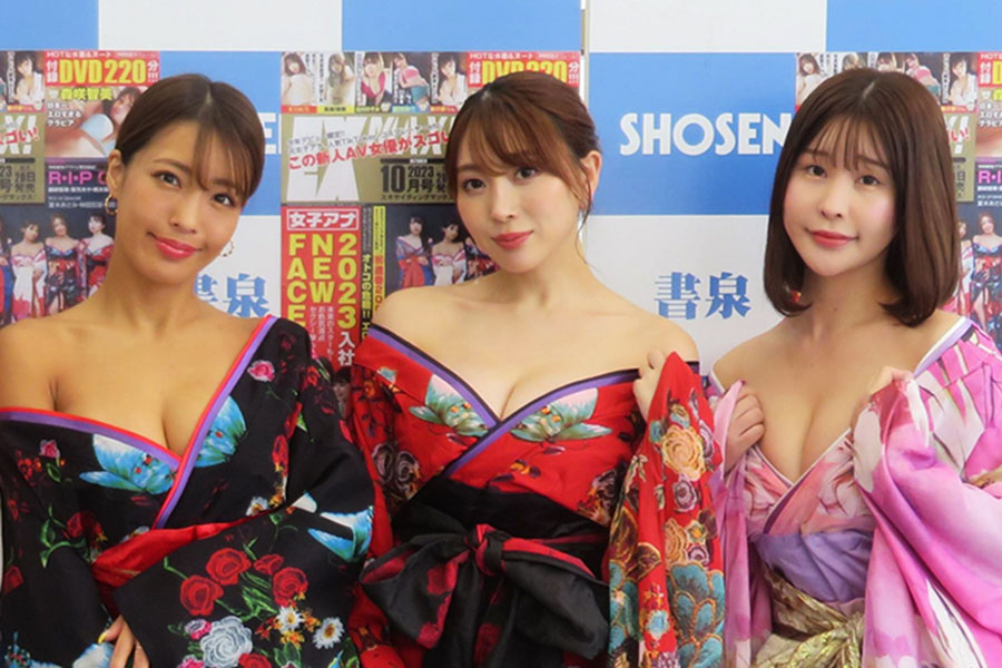 タレントの森咲智美さん（中央）【写真提供：産経新聞社】