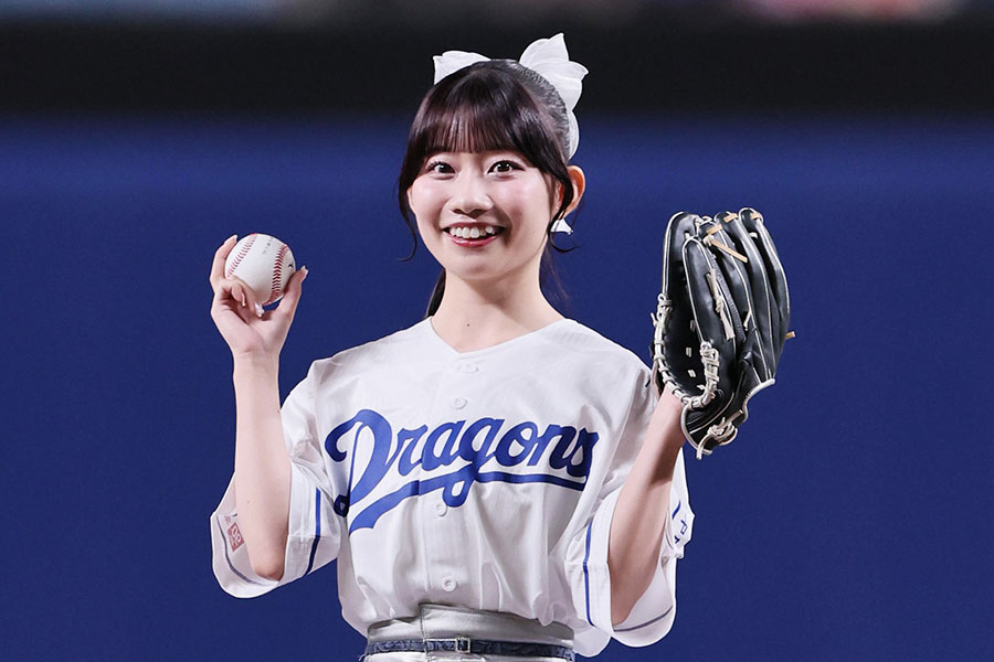 始球式に登場したアイドルグループ「エイアイカ」の木崎千聖さん【写真提供：産経新聞社】