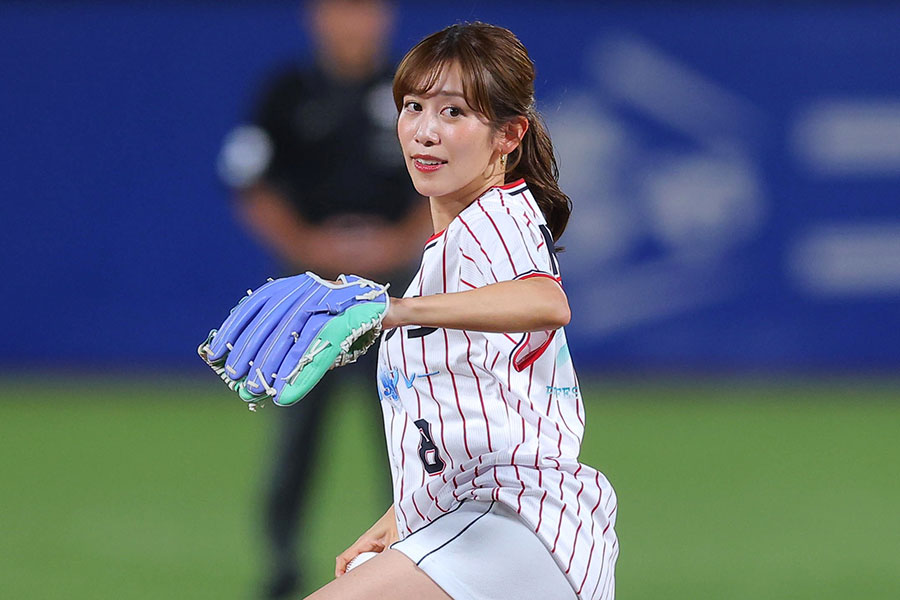 始球式に登場した中川安奈アナ【写真提供：産経新聞社】