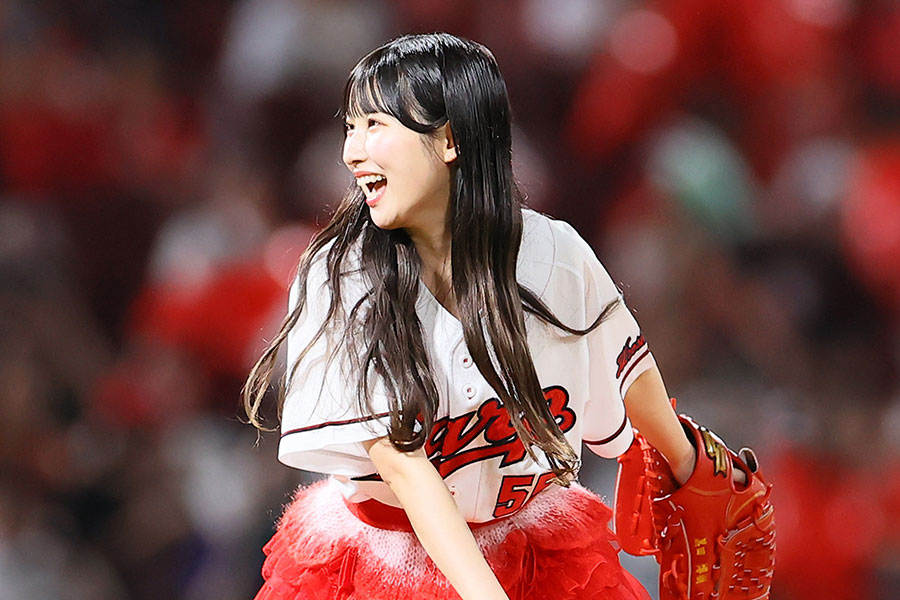 始球式に登場した＝LOVEの山本杏奈さん【写真提供：産経新聞社】