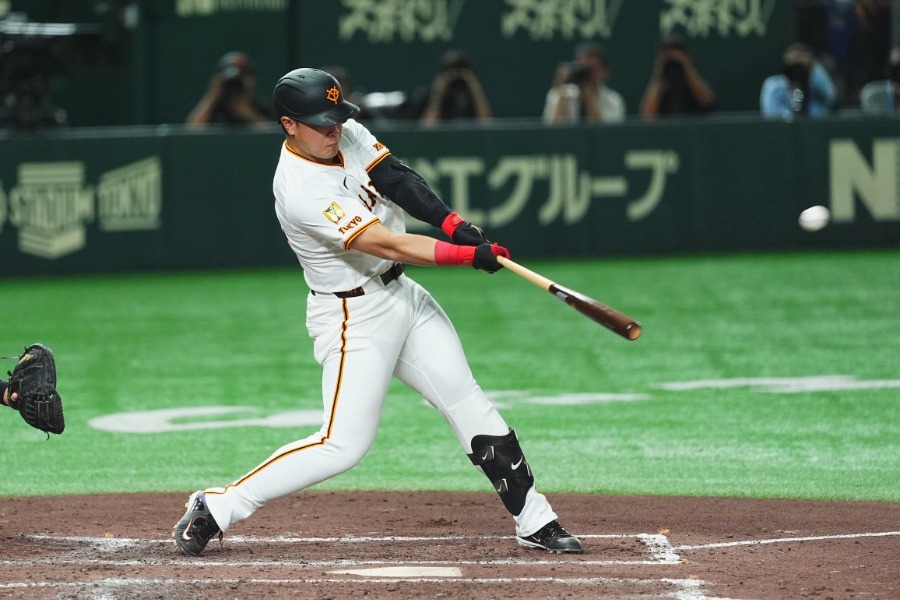 広島戦で本塁打を放った巨人・岡本和真【写真:小林靖】