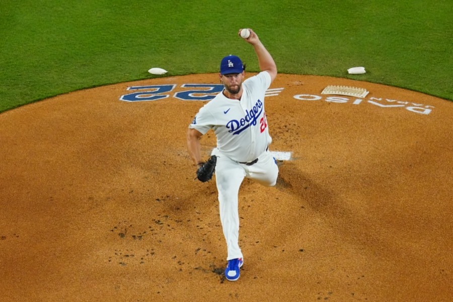 ジャイアンツ戦に先発したドジャースのクレイトン・カーショー【写真：荒川祐史】