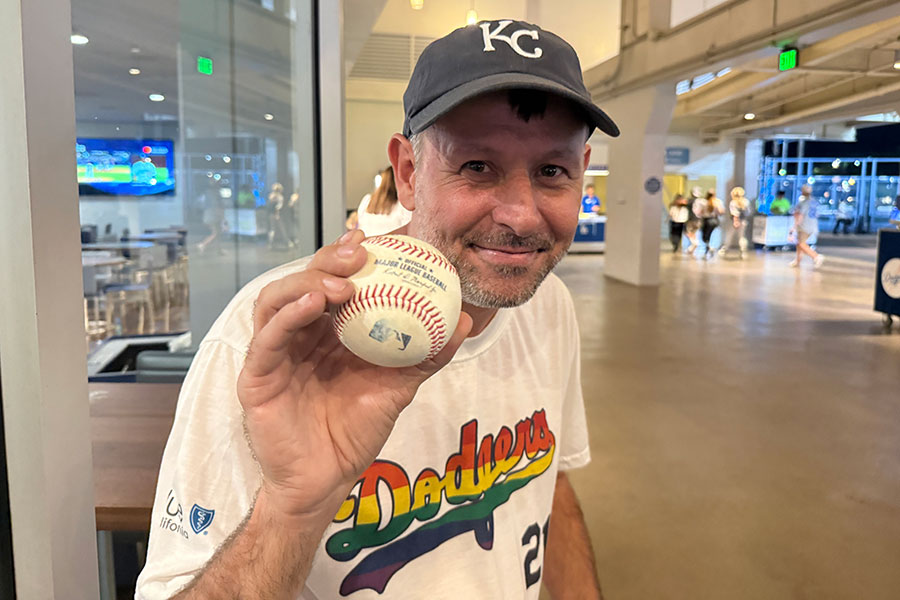 ドジャース・大谷翔平のHR球を入手したジェイソン・ブラウンさん【写真:小谷真弥】