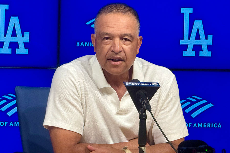 試合後、取材に応じたドジャースのデーブ・ロバーツ監督【写真：小谷真弥】