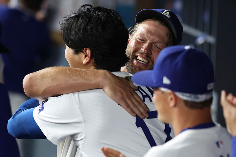 ドジャース・大谷翔平（手前）と抱き合うクレイトン・カーショー【写真：ロイター】