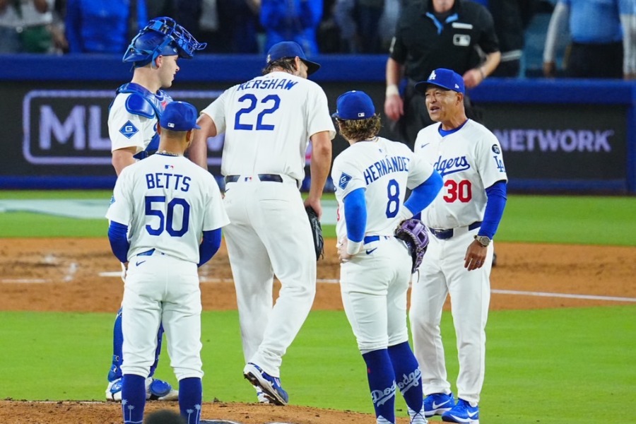 降板を告げたドジャースのデーブ・ロバーツ監督（右）とクレイトン・カーショー【写真：荒川祐史】