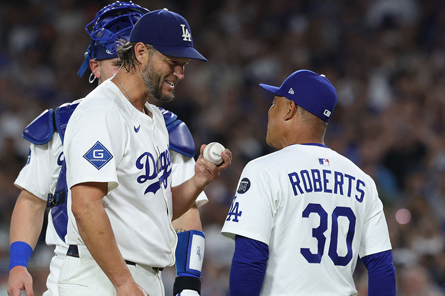 先発したドジャースのクレイトン・カーショー（左）と言葉を交わすデーブ・ロバーツ監督【写真：ロイター】
