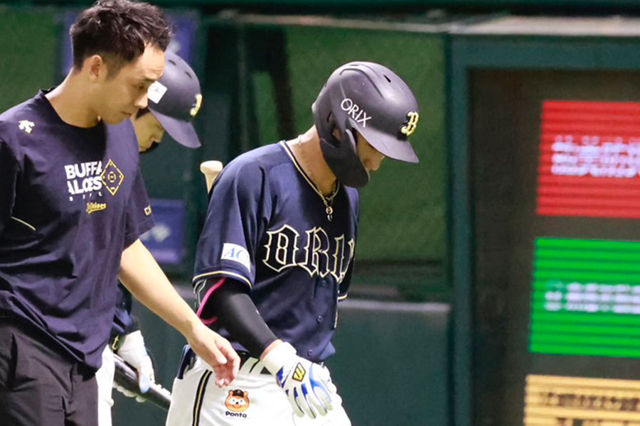 自打球を受けベンチに下がるオリックス・西川龍馬【写真：小池義弘】
