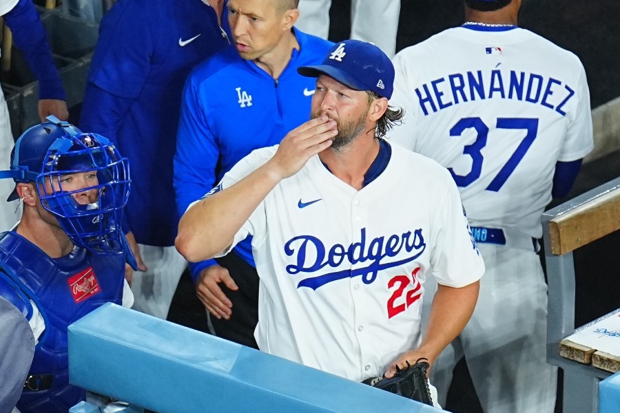 家族へキスを届けたドジャースのクレイトン・カーショー【写真：荒川祐史】