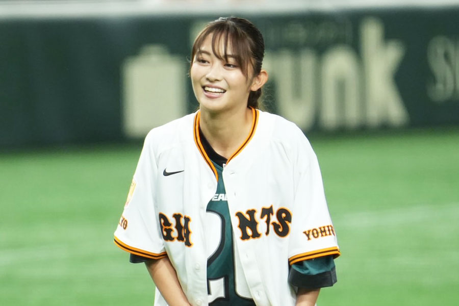 ファーストピッチに登場した五十嵐にいかアナウンサー【写真：岡部直樹】