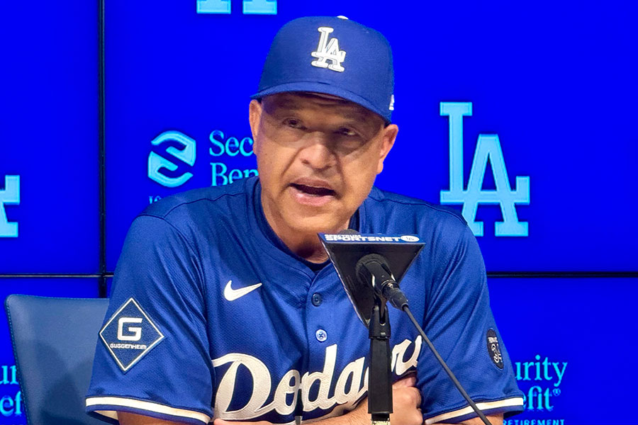試合前、取材に応じるドジャースのデーブ・ロバーツ監督【写真:小谷真弥】