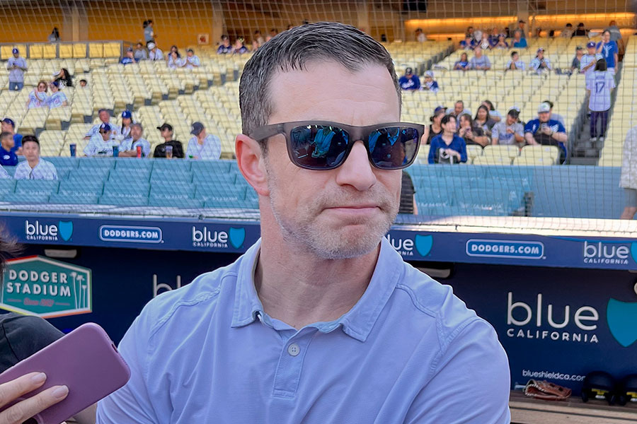 試合前に、取材に応じるドジャースのアンドリュー・フリードマン編成本部長【写真：小谷真弥】