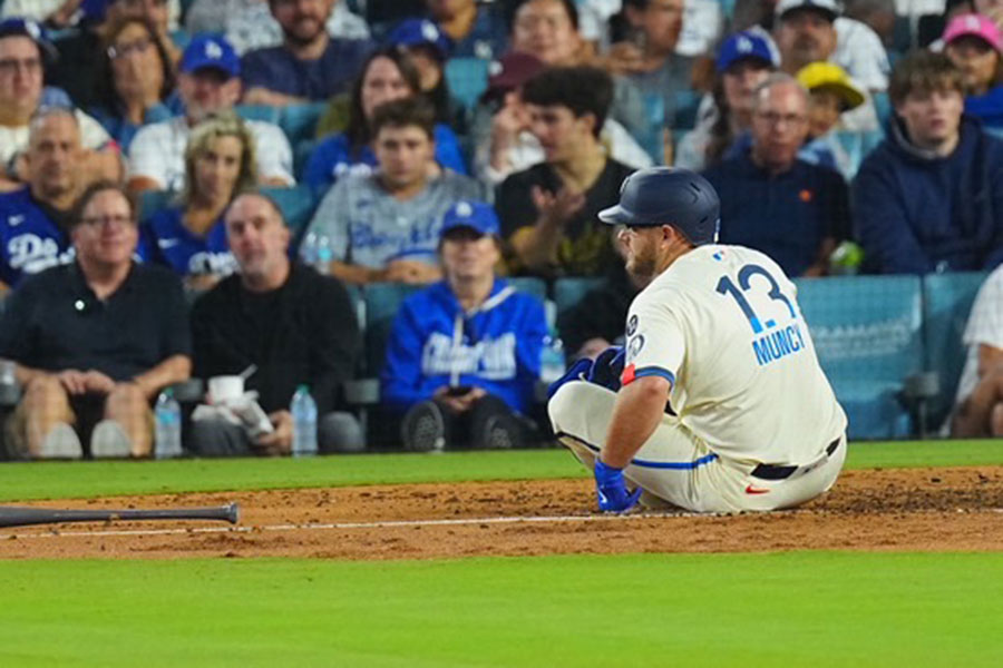 死球を受けたドジャースのマックス・マンシー【写真：荒川祐史】