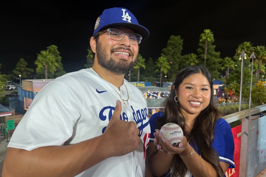 大谷翔平の53号をキャッチしたエンゼル・モラレスさん（左）とジゼル・メレンデスさん【写真：小谷真弥】