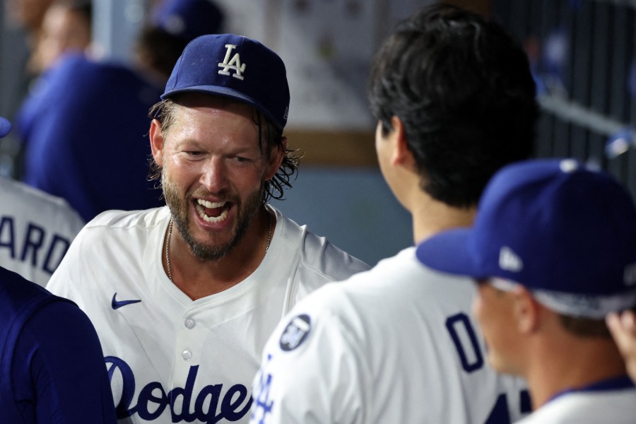 ベンチで交流するドジャースのクレイトン・カーショー（左）と大谷翔平【写真：ロイター】