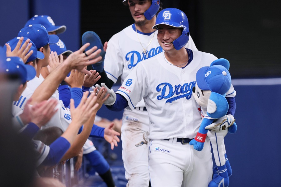 3号2ランを放った中日・石伊雄太【写真提供：産経新聞社】