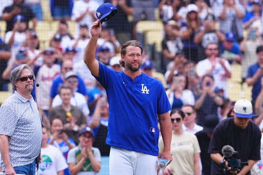試合前にスピーチを披露したドジャースのクレイトン・カーショー【写真：荒川祐史】
