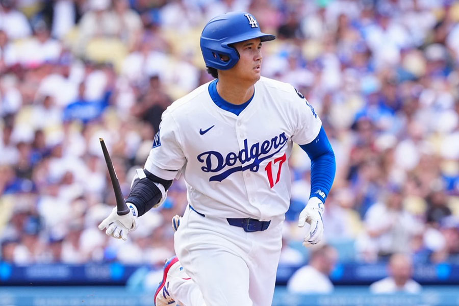 バットを折りながら右前に運んだドジャース・大谷翔平【写真：荒川祐史】