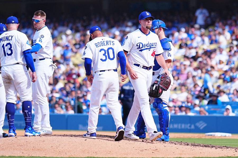 ベンチに戻るドジャースのブレイク・トライネン【写真：荒川祐史】