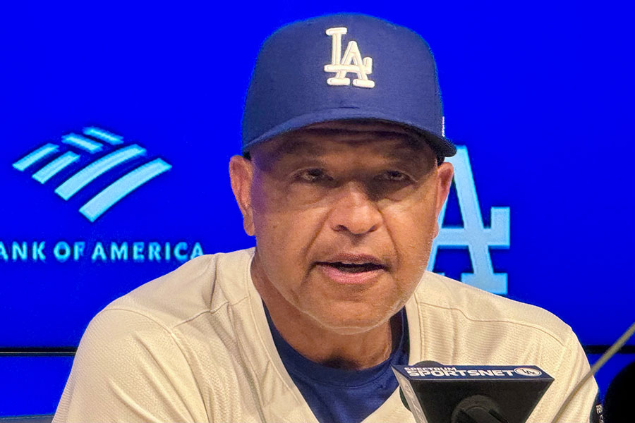 試合後、取材に応じるドジャースのデーブ・ロバーツ監督【写真：小谷真弥】