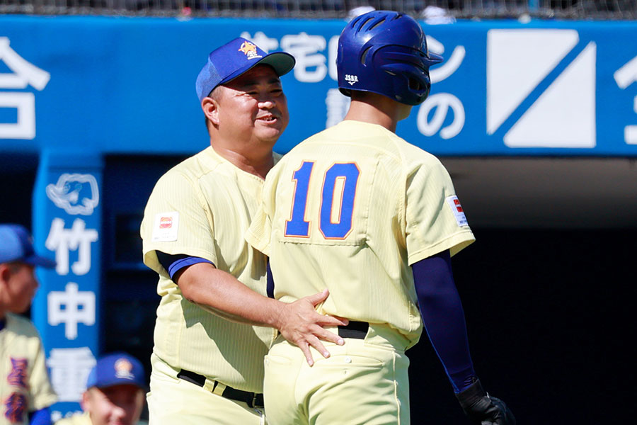 星稜中・五田祐也監督（左）【写真：小池義弘】