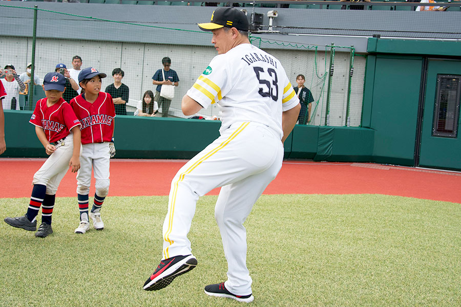 体重移動のコツを実演する五十嵐亮太氏【写真：磯田健太郎】