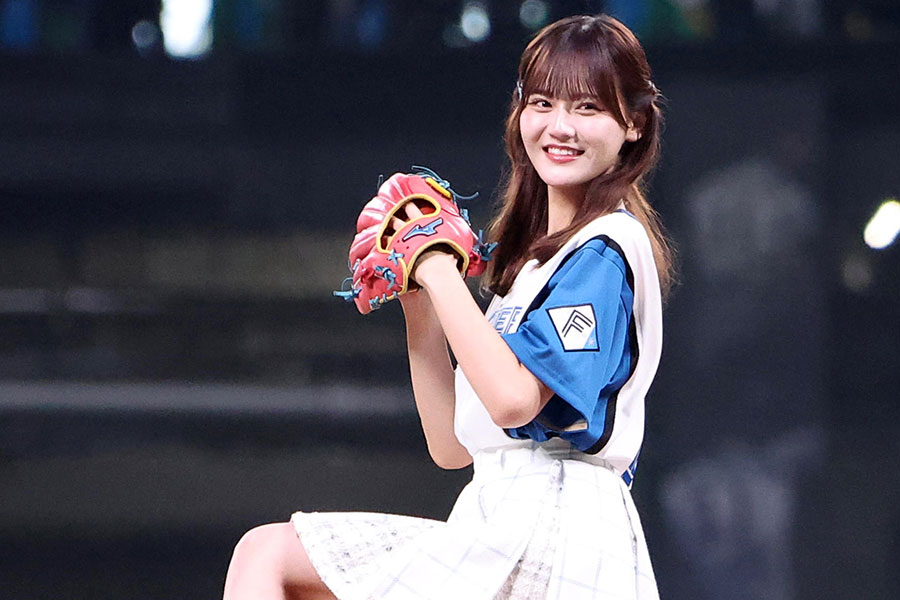 始球式に登場した「＝LOVE」の高松瞳さん【写真提供：産経新聞社】