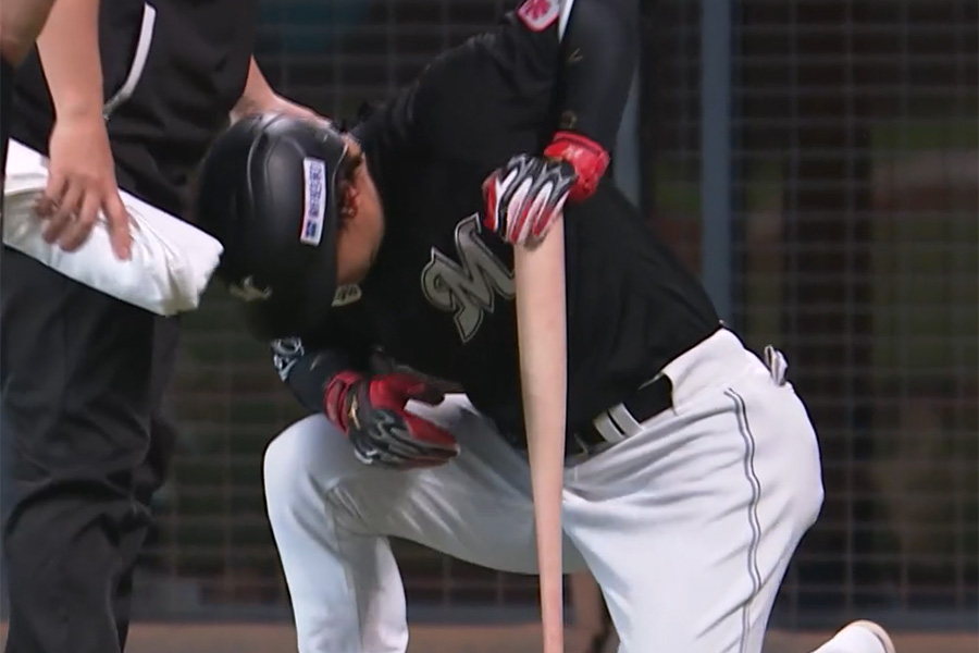 自打球が足に直撃したロッテ・藤岡裕大【画像：パーソル パ・リーグTV】