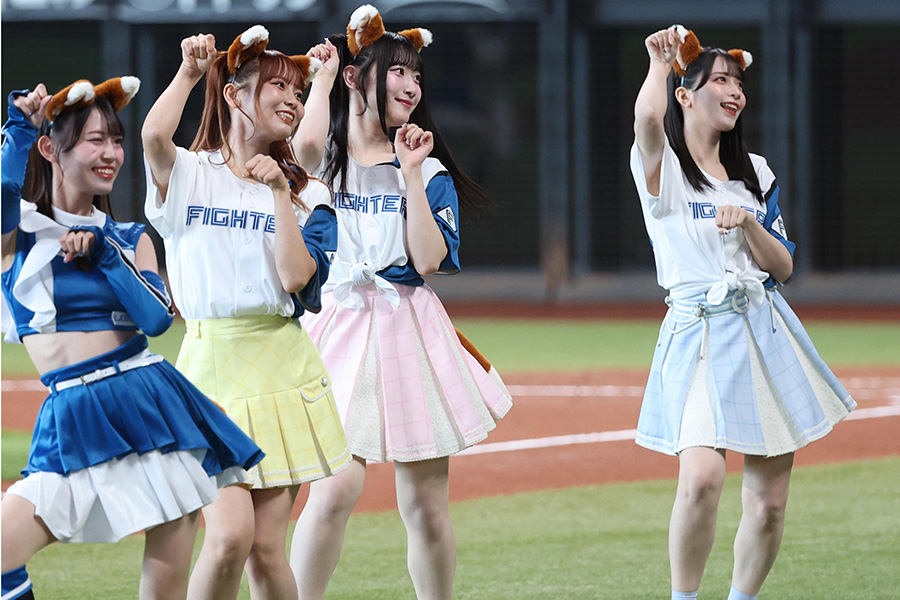 きつねダンスを踊る「＝LOVE」のメンバー【写真提供：産経新聞社】