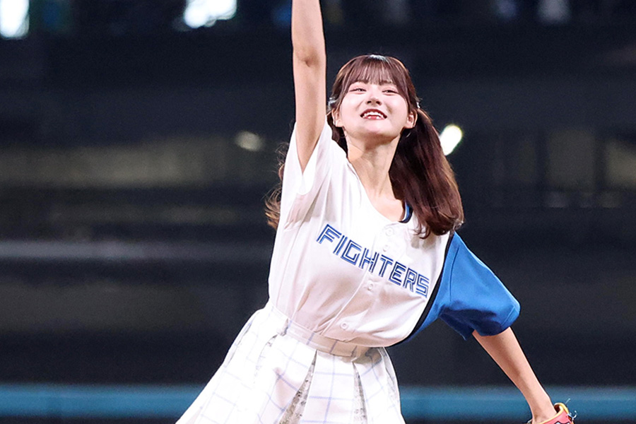 始球式に登場した「＝LOVE」の高松瞳さん【写真提供：産経新聞社】
