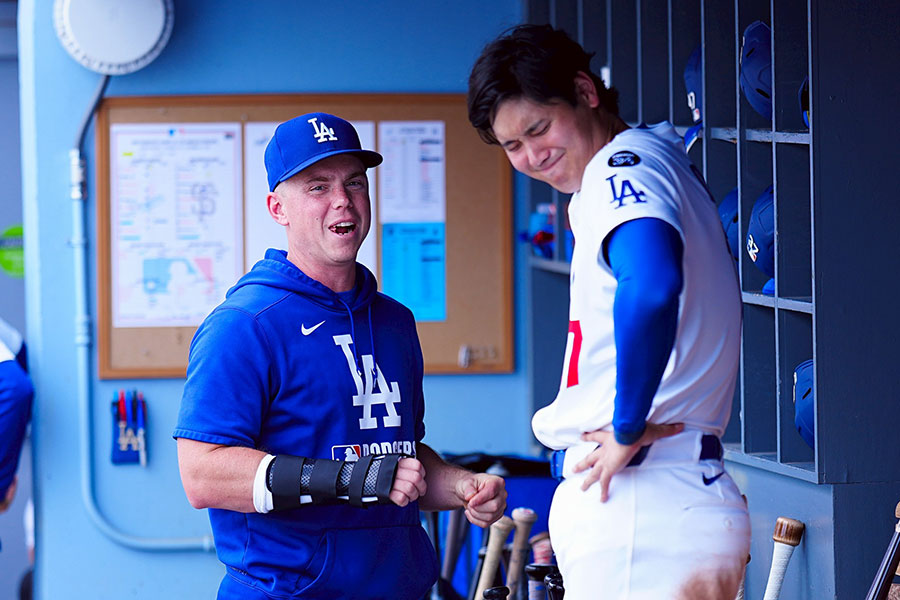 ドジャースのウィル・スミス（左）と会話する大谷翔平【写真：荒川祐史】