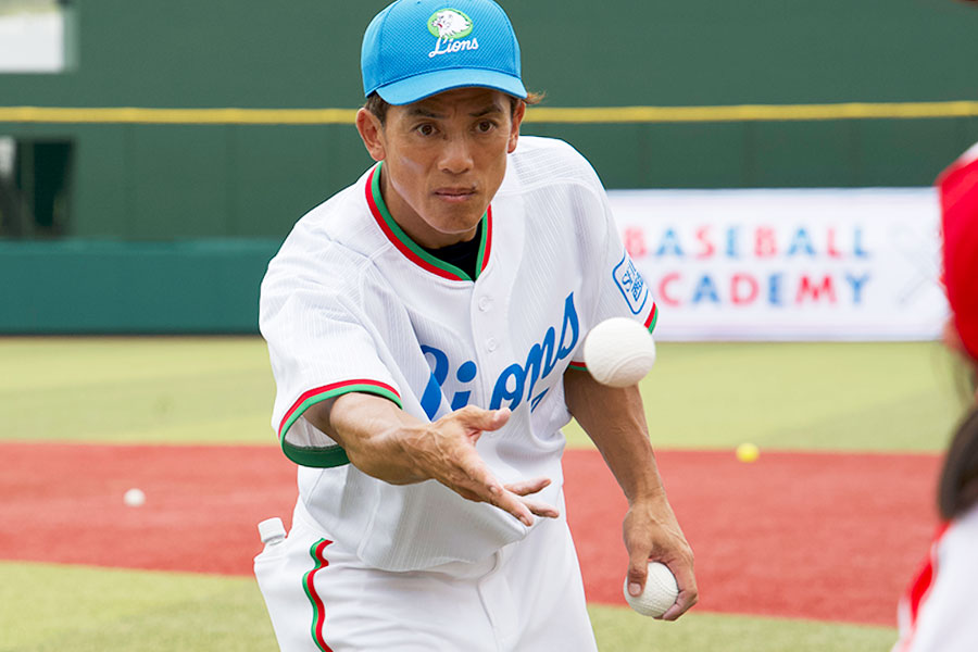 小学生から両打ちに取り組む際は「遊びくらいの感覚で」と語る【写真：磯田健太郎】