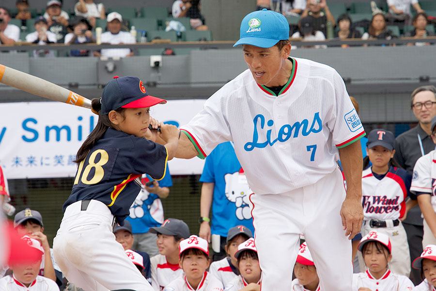 両打ちの参加者を指導する松井稼頭央氏【写真：磯田健太郎】