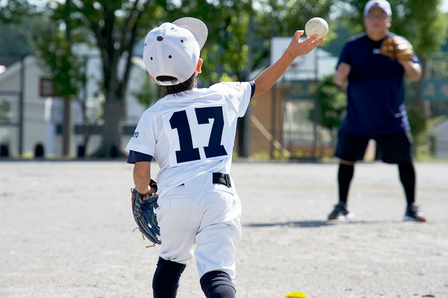 体全体を使って投げる感覚を覚える方法は（写真はイメージ）
