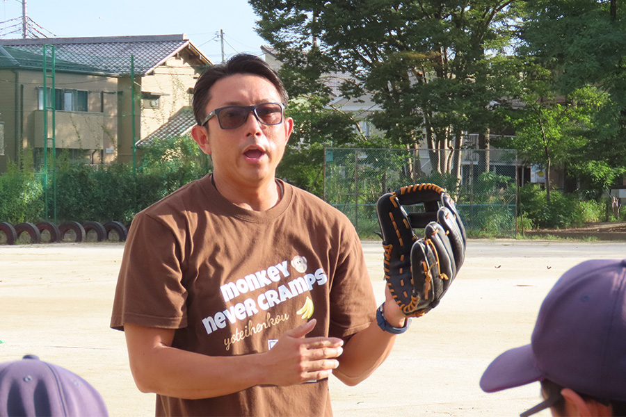 春日部青年会議主催の野球教室で指導する川崎宗則【写真：片倉尚文】
