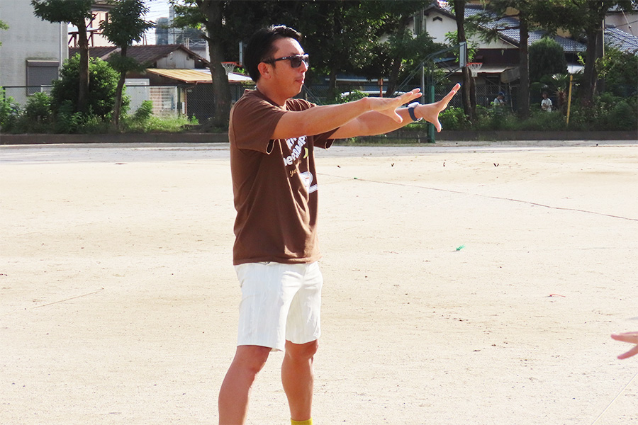 脱力を促す“グーパー”を実演する川崎【写真：片倉尚文】