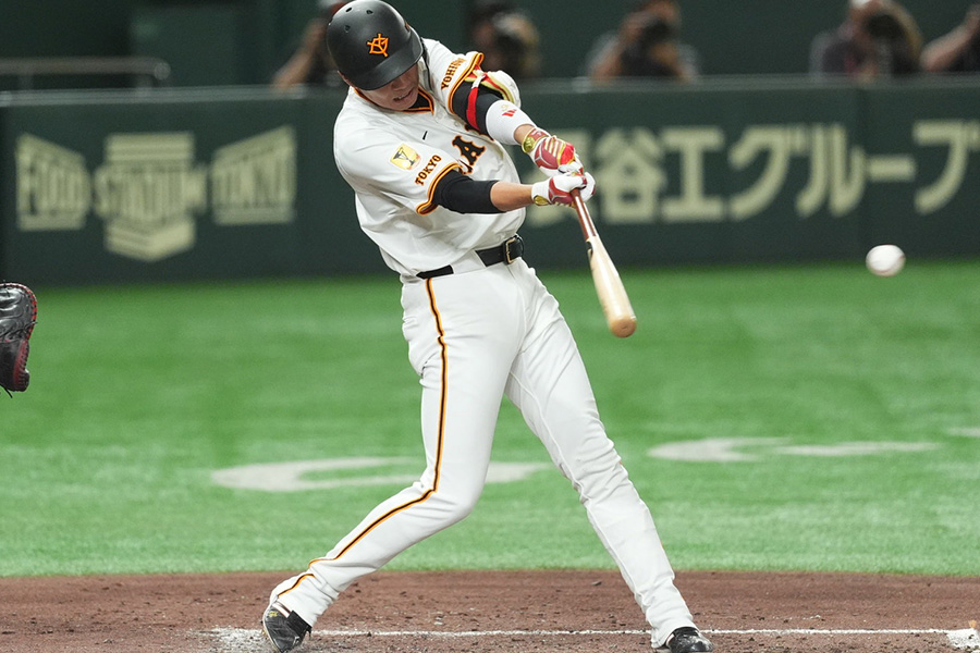巨人・坂本勇人のバッティング【写真：小林靖】