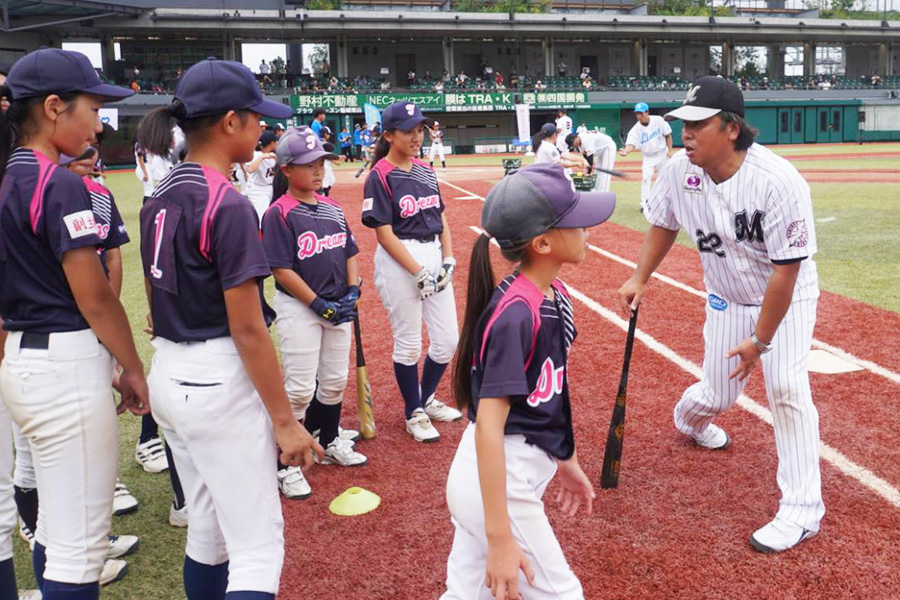 野球教室で打撃指導をする里崎智也氏【写真：尾辻剛】