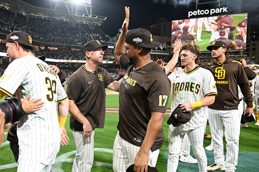 試合に勝利しハイタッチするパドレスナイン【写真：ロイター】