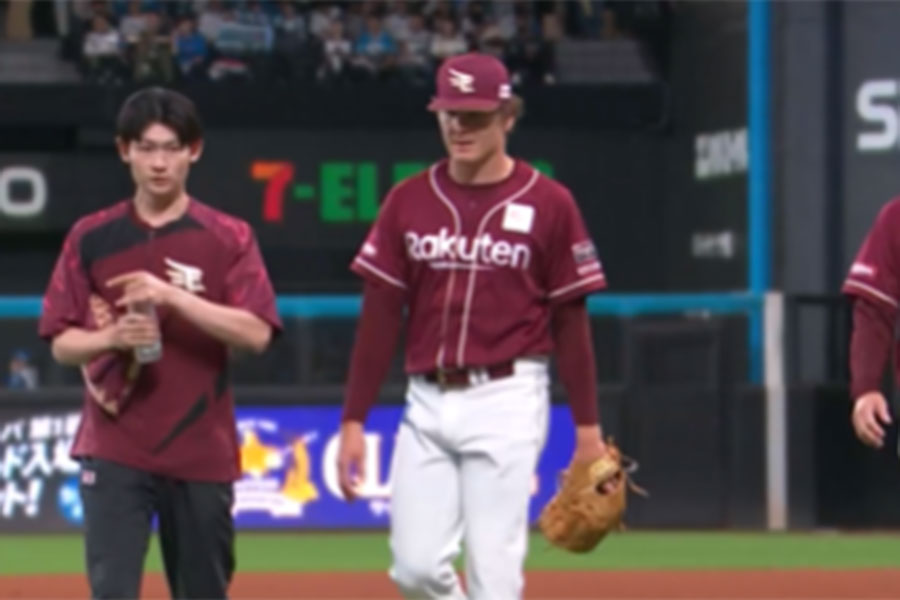 ベンチに下がる楽天のスペンサー・ハワード【画像:パーソル パ・リーグTV】