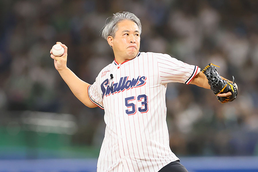 始球式に登場したヤクルトOBの五十嵐亮太氏【写真提供：産経新聞社】
