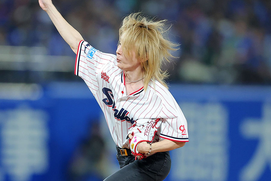 始球式に登場したプリンセスこうやさん【写真提供：産経新聞社】