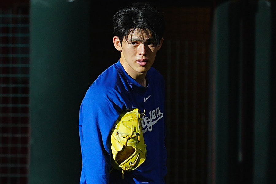 試合前の練習に参加したドジャース・佐々木朗希【写真：荒川祐史】